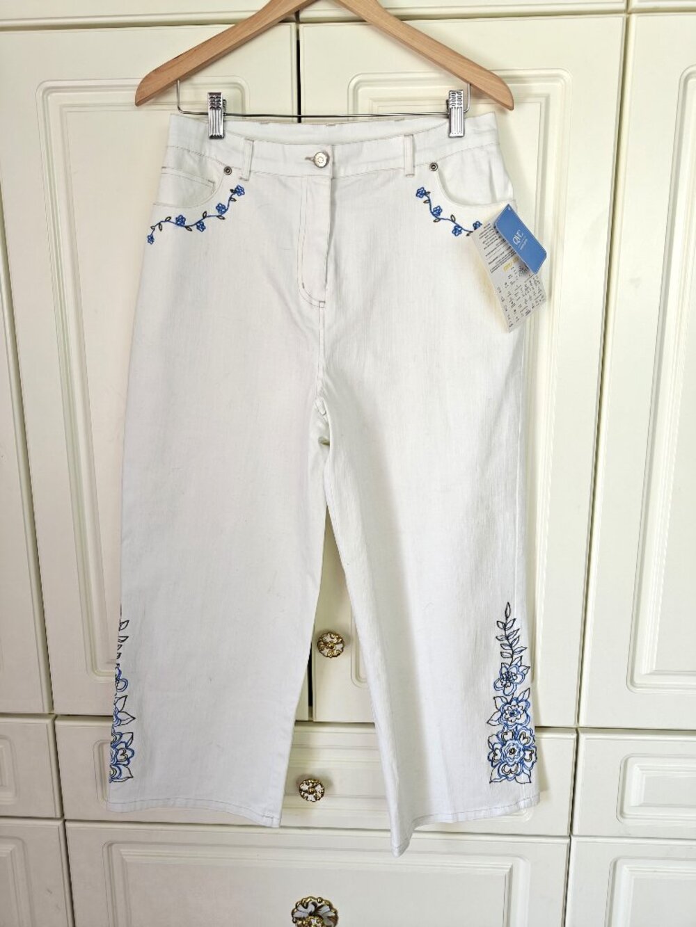 Denim & Co. White with blue floral embroidery Capris, Size 12, NWT